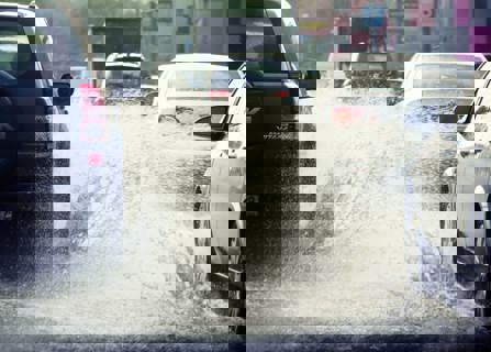 safe driving in the rain- UAE drivers- rain in UAE- car insurance- Gargash Insurance
